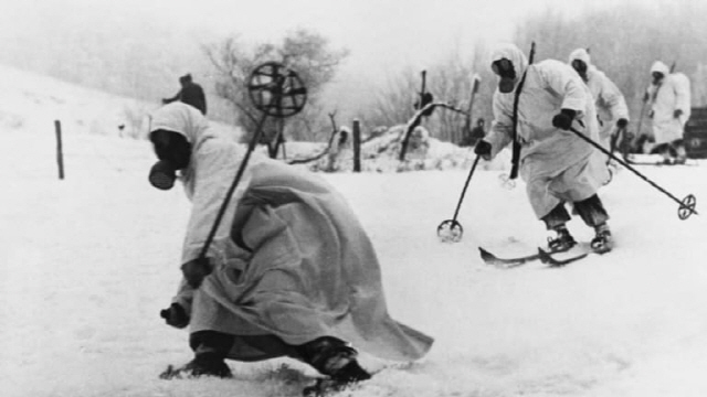 압도적인 장비와 병력 우위를 지닌 소련군의 발목을 잡았던 핀란드군이 스키를 타고 설원을 이동하고 있다.