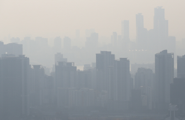 서울을 비롯한 수도권 지역의 초미세먼지 농도가 나쁨을 보인 26일 오후 서울 남산에서 바라본 용산, 여의도 하늘이 뿌옇다./연합뉴스