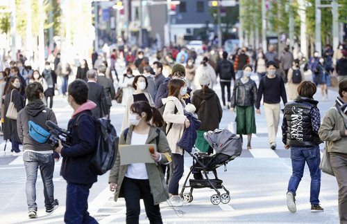 일본 전역에 코로나19가 확산하는 가운데 주말인 28일 오후 ‘차 없는 거리’(보행자 천국)로 운영된 도쿄 긴자(銀座) 거리가 나들이객들로 붐비고 있다./교도연합뉴스