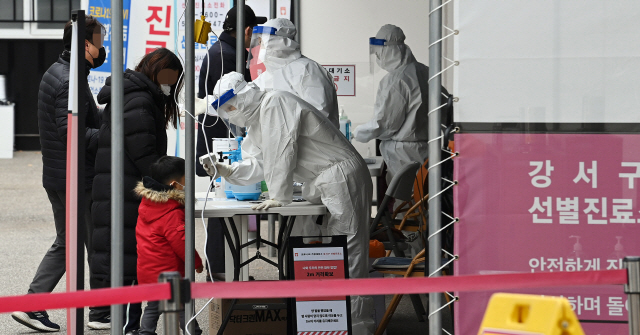 코로나19 확진자 중 감염경로 불명 사례가 늘어나고 있는 가운데 휴일인 29일 오전 서울 강서구 보건소 선별진료소에서 시민들이 검사를 받고 있다./ 오승현기자