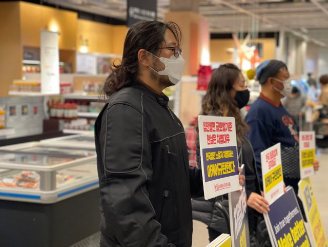 이케아코리아 노조원이 28일 이케아 한 매장에서 이케아의 차별을 지적하는 팻말을 들고 서 있다. 이케아 노조원은 29일부터 3차 쟁의를 시작했다./사진제공=이케아노조