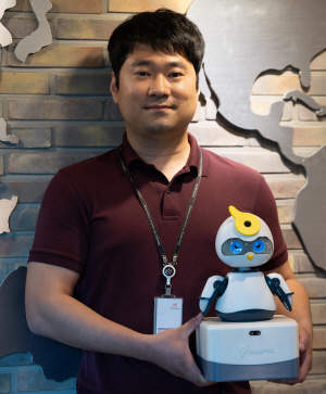 윤영섭 와이닷츠 대표가 치매 예방 로봇 ‘피오’를 소개하고 있다. /사진제공=와이닷츠