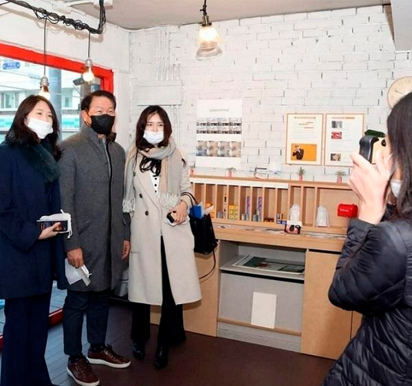 최태원(왼쪽 두번째) SK그룹 회장과 두 딸이 지난 24일 전북 군산을 찾아 사진을 찍고 있다./사진제공=로컬라이즈군산 인스타그램