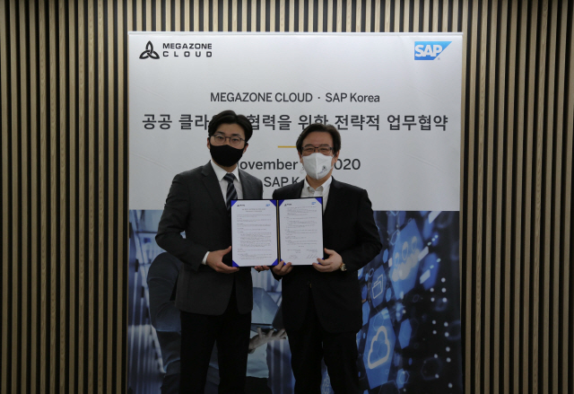 이주완(왼쪽) 메가존클라우드 공동대표이사와 이성열 SAP 코리아 대표이사가 30일 업무협약 체결 이후 기념 촬영을 하고 있다. /사진제공=SAP코리아