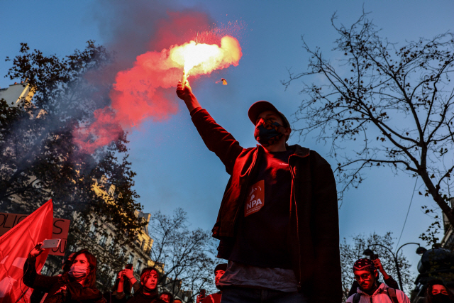 지난 28일(현지시간) 프랑스 보안법 시위 현장에서 구호를 외치는 시위 참가자/AFP