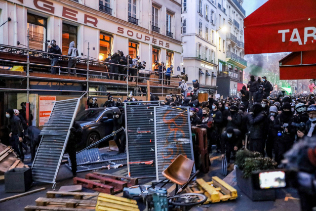 지난 28일(현지시간)열린 프랑스 보안법 시위 현장에서 시위대가 사용한 구조물/AFP