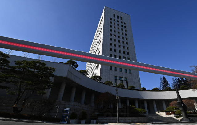 윤석열 검찰총장이 추미애 법무부 장관을 상대로 제기한 직무집행 정지 처분의 '효력정지 신청'에 대한 법원의 심리가 열린 30일 서울 서초구 대검찰청의 모습./오승현기자 2020.11.30