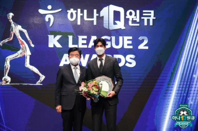 정조국(오른쪽)이 30일 K리그2 시상식에서 공로상을 받은 뒤 권오갑 한국프로축구연맹 총재와 함께 포즈를 취하고 있다. /사진제공=한국프로축구연맹