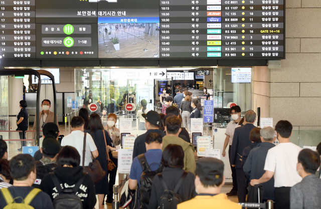 본격적인 추석연휴를 앞두고 있는 지난 9월 25일 오전 김포공항 국내선 출발 보안검색대에서 제주로 떠나려는 여행객들이 줄지어 순서를 기다리고 있다. /이호재기자