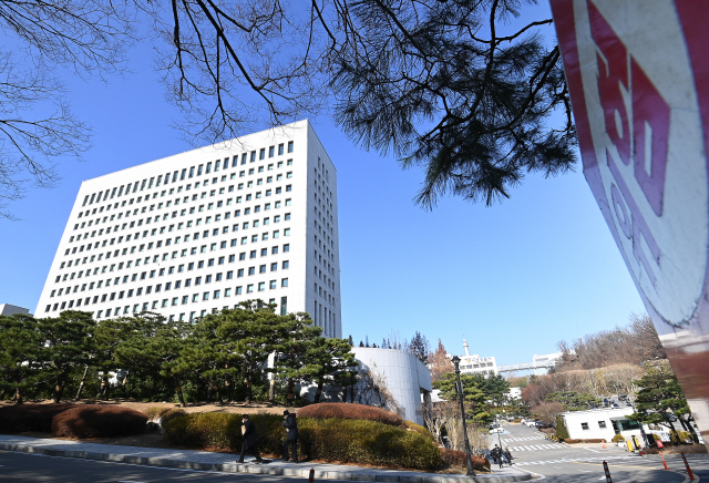 윤석열 검찰총장이 추미애 법무부 장관을 상대로 제기한 직무집행 정지 처분의 '효력정지 신청'에 대한 법원의 심리가 열린 30일 서울 서초구 대검찰청의 모습./오승현기자 2020.11.30