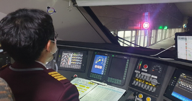 SRT 기관사가 동탄역 열차정차위치 점멸시스템을 보고 열차를 운행하고 있다. 사진제공=SR
