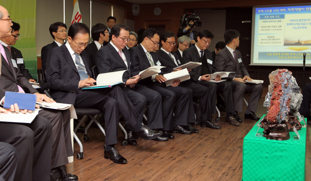 지난 2012년 2월 이명박 대통령이 한국광물자원공사에서 해외 자원 개발 전략 회의를 주재하고 있다. /연합뉴스
