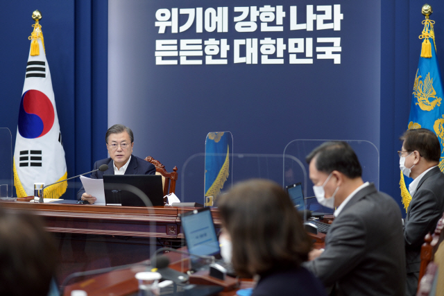 문재인 대통령이 30일 청와대에서 수석·보좌관 회의를 주재하고 있다. /연합뉴스