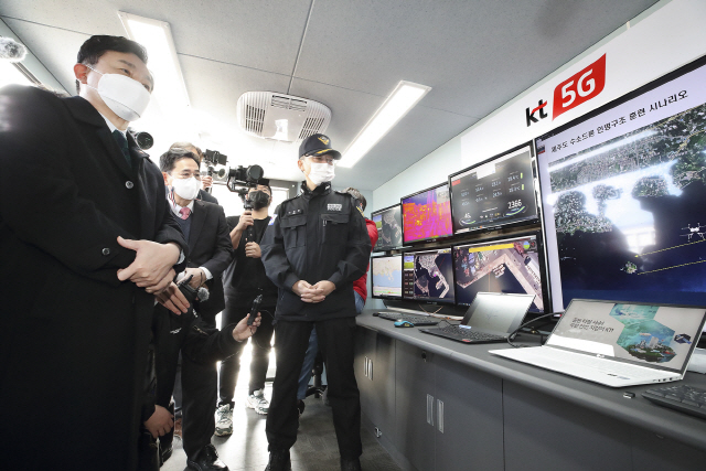 이국종(오른쪽부터) 아주대학교 교수, 송병철 제주대학병원 원장, 원희룡 제주특별자치도지사가 30일 제주 서귀포항 KT 드론 스테이션에서 수소드론을 활용 인명 구조 훈련을 실시간으로 참관하고 있다./사진제공=KT