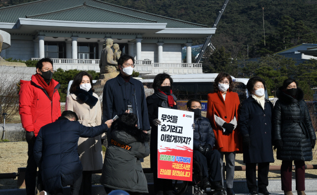 윤두현(왼쪽부터), 전주혜, 강민국, 조명희, 이종성, 양금희, 서정숙, 황보승희 국민의힘 의원이 30일 청와대 분수대 앞에서 추미애 법무부 장관과 윤석열 검찰총장의 갈등에 대한 문재인 대통령의 입장표명을 요구하고 있다. /연합뉴스