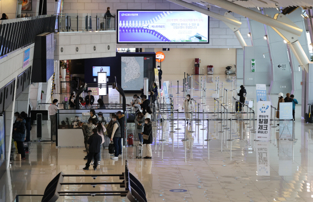 지난 29일 서울 강서구 김포국제공항 국내선 출국장이 한산한 모습을 보이고 있다. /연합뉴스