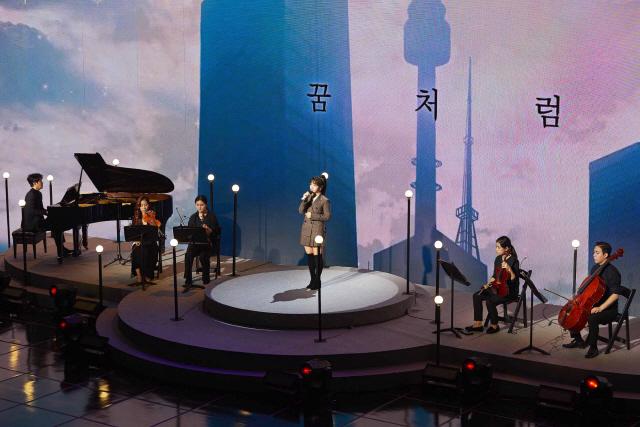 가수 윤하(가운데)가 지난 29일 개최된 넥슨의 게임 콘텐츠 축제 ‘네코제9’ 일환으로 마련된 게임 음악 공연 ‘네코제의 밤+’에서 공연하고 있다. /넥슨