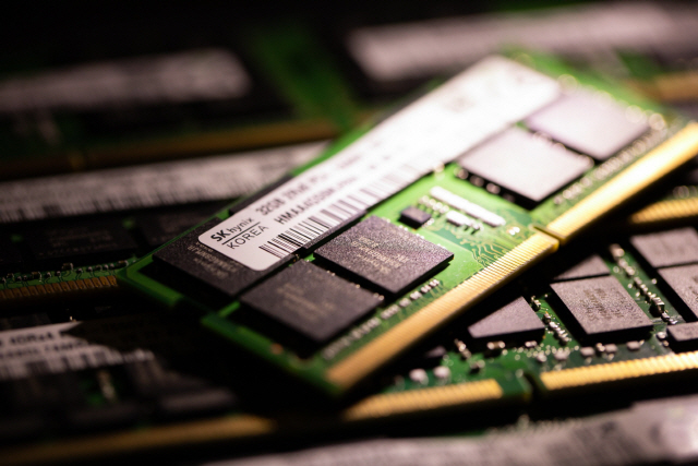 SK하이닉스의 32기가바이트 DDR 3 메모리 모듈의 모습. SK하이닉스의 인텔 낸드 사업부 인수에 이어 대만 반도체 웨이퍼 생산업체 글로벌웨이퍼스가 독일의 실트로닉을 인수하기 위한 협상을 벌이고 있다고 블룸버그통신이 30일 보도했다. /블룸버그 자료사진