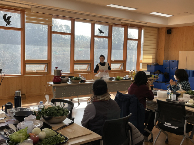 산림복지전문업 종사자들이 국립산림치유원이 마련한 ‘나만의 치유음식 만들기’ 프로그램을 체험하고 있다. 사진제공=한국산림복지진흥원