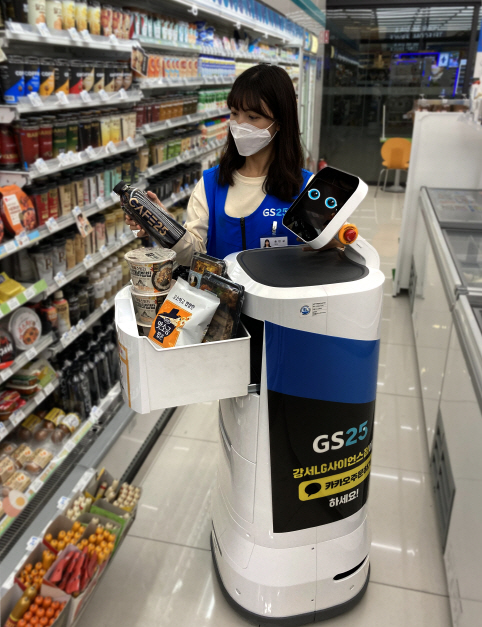 GS25 직원이 주문 받은 상품을 배달 로봇 ‘딜리오’에 담고 있다. /사진제공=GS25