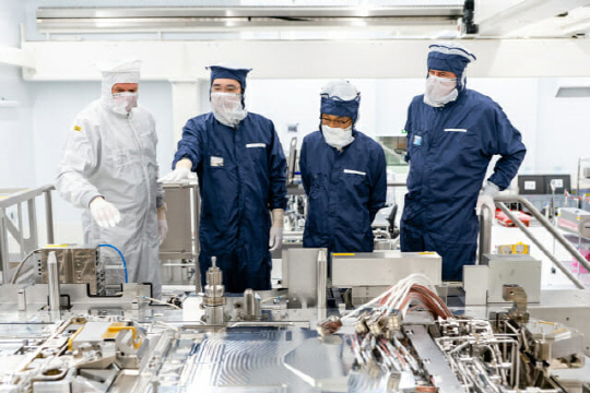 이재용(왼쪽 두 번째) 삼성전자 부회장이 지난달 네덜란드 반도체 장비 업체 ASML을 방문해 생산 라인을 둘러보고 있다./사진 제공=삼성