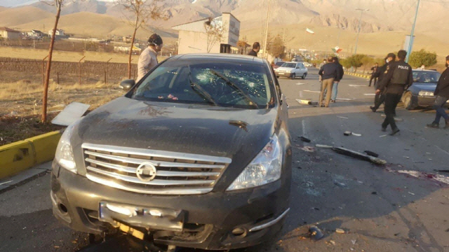 지난 27일(현지시간) 테헤란 부근에서 테러를 당한 이란 핵과학자 모센 파크리자데가 탄 차량 모습./로이터 연합뉴스