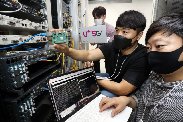 LG유플러스 임직원들이 서울 강서구 LG유플러스 마곡사옥에서 양자내성암호 기술을 검증하고 있다./사진제공=LG유플러스
