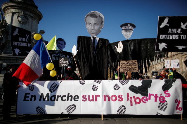 지난달 28일(현지시간) 프랑스 파리 레퓌블리크 광장에서 경찰의 신원이 식별되는 사진의 유포를 금지한 ‘포괄적 보안법’에 반대하는 시위가 벌어지고 있다./로이터연합뉴스