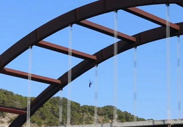 60m 다리 위에서 점프한 미국 유튜버/연합뉴스