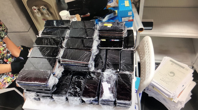 저금리 대출을 빙자한 보이스피싱에 활용된 대포폰들이 쌓여 있다. 서울 양천경찰서는 565명의 피해자에게 123억원을 빼돌린 일당은 검거해 검찰에 송치했다고 1일 밝혔다./사진제공=양천경찰서