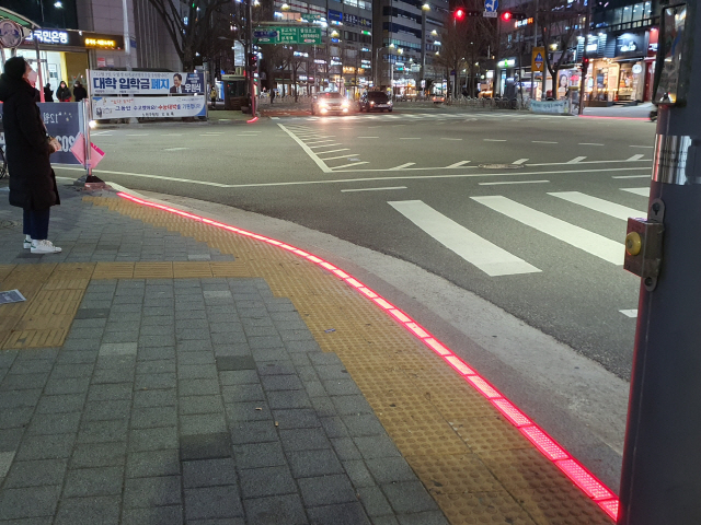 서울 노원구 중계동 은행사거리 인근 횡단보도에 LED 바닥신호등이 설치돼 있다./사진제공=노원구