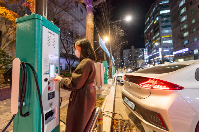 전기차도 휴대폰처럼 쉽게 충전…서울 양천구, 가로등 활용 충전시스템 구축