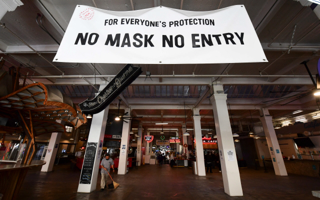 11월 30일(현지 시간) 미국 캘리포니아주 로스앤젤레스(LA) 카운티에 3주간 자택 대피령이 내려지면서 LA 시내 그랜드 센트럴 시장에 ‘마스크 미착용 입장 불가’라고 쓰인 플래카드만 덩그러니 걸려 있다./AFP연합뉴스