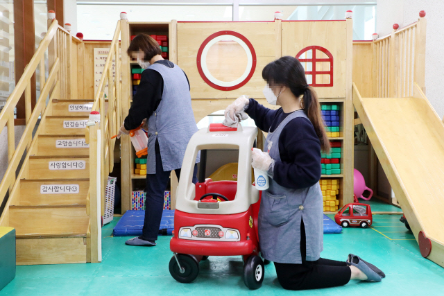 경기도 용인시의 한 어린이집에서 지난 24일 오후 교사들이 코로나19 예방을 위해 소독을 하고 있다./연합뉴스