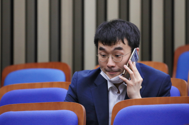 김남국 더불어민주당 의원이 지난 6월 26일 오후 국회에서 열린 의원총회에 참석한 뒤 총회 시작 전 통화하고 있다. /연합뉴스