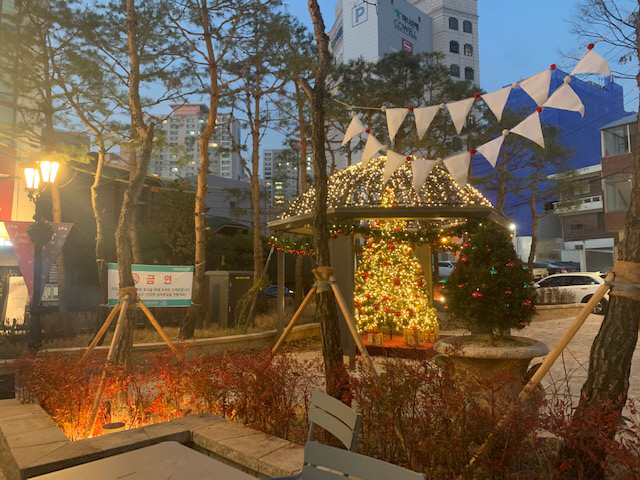 크리스마스 트리가 설치된 서울 서초구 서래마을 ‘파리15구 공원’ 모습./사진제공=서초구