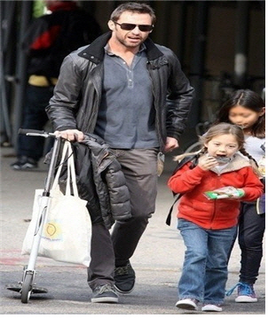 미국 헐리우드 유명 배우 휴 잭맨 딸이 거리에서 김을 먹고 있다. /사진제공=해수부