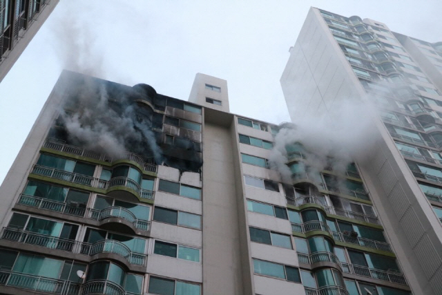 1일 오후 경기 군포시의 한 아파트에서 화재가 발생해 연기가 새어나오고 있다. /사진제공=소방청