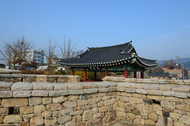 면천읍성은 조선 초기에 쌓은 전형적인 평지 읍성으로 조선 후기까지 면천의 군사 및 행정 중심지로 기능했다.