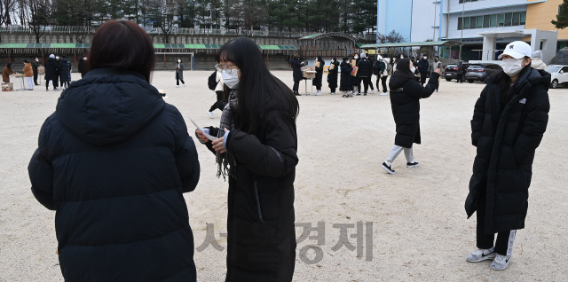 '2021학년도 대학수학능력시험'을 하루 앞둔 2일 경기도 용인시 죽전고등학교에서 수험생들이 각자 1.5m 이상 거리를 유지한 채 워킹스루 방식으로 수험표를 교부 받고 있다. 수능 당일인 3일 전국 대부분 지역에서 영하의 기온 분포를 보이고, 바람도 강하게 부는 등 '수능 한파'가 찾아올 것으로 예보돼 수험생들은 체온 유지에 각별히 유의해야 한다./용인=오승현기자 2020.12.02