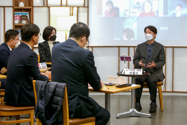 안철수 국민의당 대표가 2일 서울 여의도 정치문화플랫폼 하우스(Hows)에서 국민의힘 초선의원 모임 ‘명불허전 보수다’의 온라인 초청 강연을 하고 있다. /연합뉴스