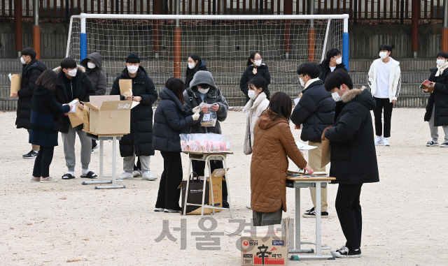 '2021학년도 대학수학능력시험'을 하루 앞둔 2일 경기도 용인시 죽전고등학교에서 수험생들이 각자 1.5m 이상 거리를 유지한 채 워킹스루 방식으로 수험표를 교부 받고 있다. 수능 당일인 3일 전국 대부분 지역에서 영하의 기온 분포를 보이고, 바람도 강하게 부는 등 '수능 한파'가 찾아올 것으로 예보돼 수험생들은 체온 유지에 각별히 유의해야 한다./용인=오승현기자 2020.12.02