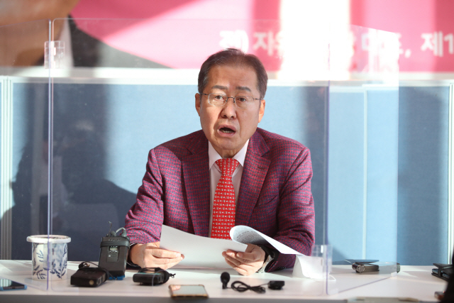 홍준표 무소속 의원이 지난 11월 20일 오후 대구 수성구에 있는 자신의 지역구사무실에서 긴급 기자간담회를 하고 있다. /연합뉴스