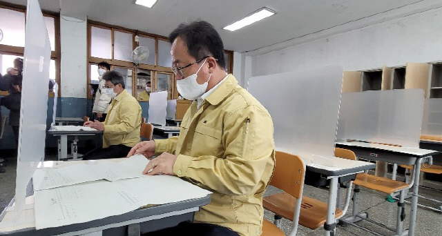 지난달 30일 부산 부산진구 부산진고등학교에서 변성완 부산시장 권한대행(왼쪽)과 김석준 부산시교육감(오른쪽)이 수능 시험장 방역 준비상황을 특별점검하고 있다./연합뉴스