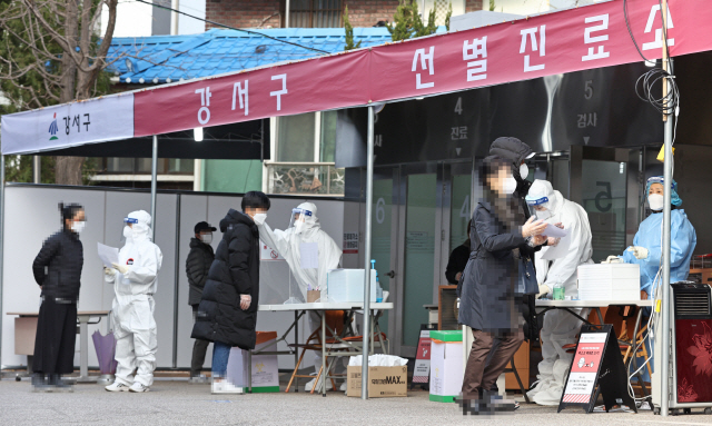 2일 오후 서울 강서구보건소 선별진료소에서 시민들이 의료진의 안내를 받고 있다./연합뉴스
