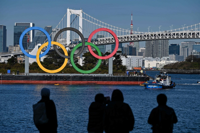 코로나19의 여파로 철거됐던 2020 도쿄올림픽 오륜 조형물이 1일 도쿄 오다이바에 재설치되고 있다. /AFP연합뉴스