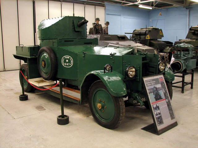 영국 보빙턴 전차박물관에 전시 중인 롤스로이스 장갑차의 1920년 개량형. 대량생산된 최초의 장갑차다./위키피디아