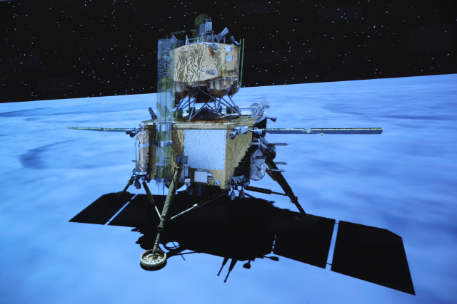 중국의 무인 달 탐사선 창어 5호가 1일(현지시간) 달 표면에 착륙하고 있는 모습. 중국 국가항천국(CNSA)은 창어 5호가 1일 오후 11시 11분 계획한 지점에 착륙했다고 발표했다. /신화연합뉴스