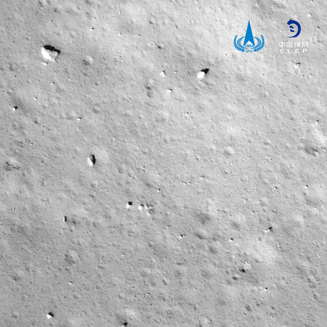 중국의 무인 달 탐사선 창어 5호가 1일(현지시간) 달 표면에 착륙해 촬영한 달 표면 사진. 중국 국가항천국(CNSA)은 창어 5호가 1일 오후 11시 11분 계획한 지점에 착륙해 달 표면 사진을 보내왔다고 발표했다. /AFP연합뉴스