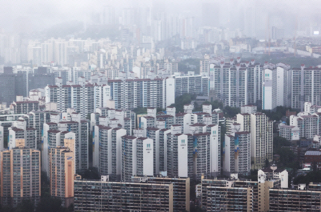 서울 여의도 63빌딩에서 내려다 본 용산, 마포구 일대 아파트가 안개에 뒤덮여 있다./연합뉴스